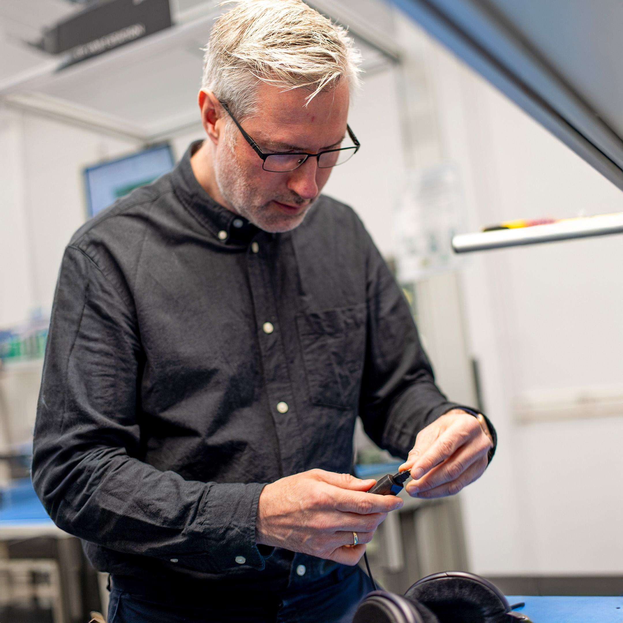 Fabrikkbesøk hos Sennheiser: En 80 års reise mot perfeksjon 7 Sennheiser factory GeirNordby mounting