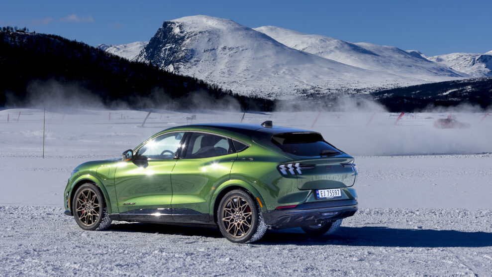 Mustang Mach-E 2025: Varmepumpe og (litt) bedre plass 1 2024 Mustang Mach-E GT Gol (1)